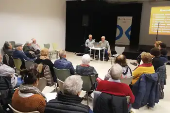 Varias personas mayores en una conferencia en Okendo