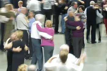 Imagen del programa Viernes de baile: varias personas mayores bailan