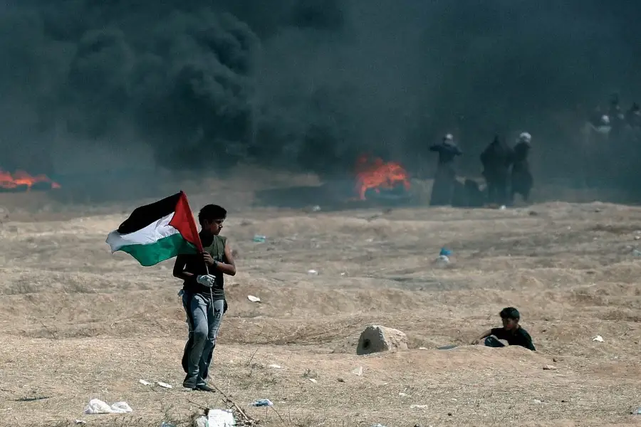 Una persona con la bandera de Palestina