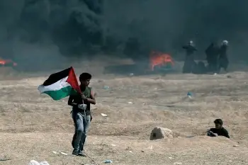 Pertsona bat Palestinako banderarekin