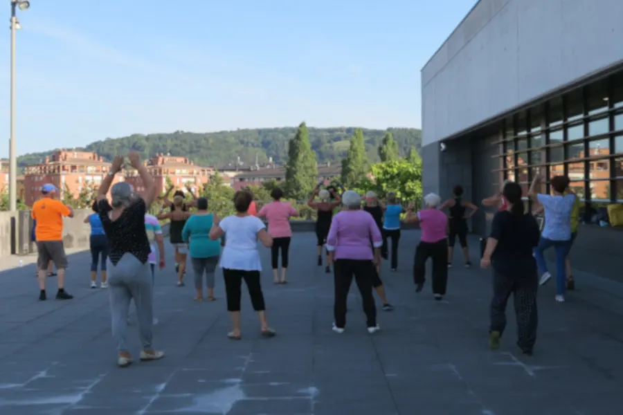 Curso de zumba +55 en la entrada de Intxaurrondo Kultur Etxea