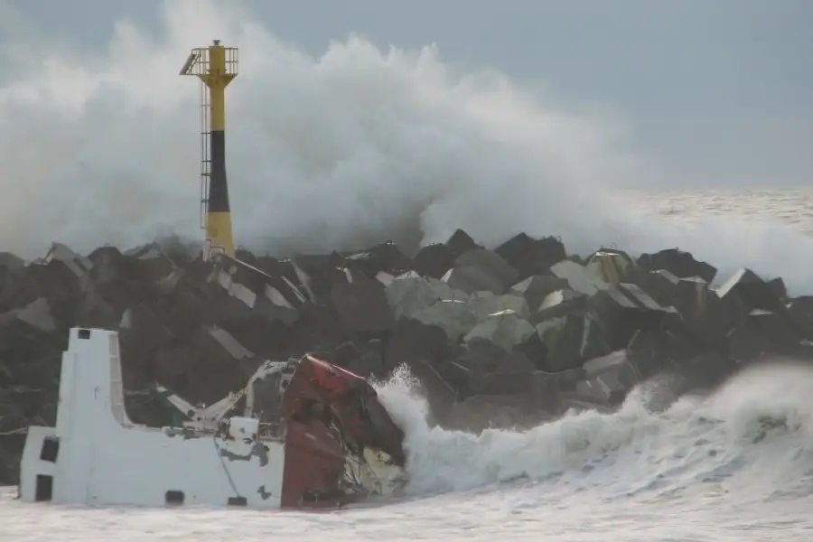 Imagen del barco alemán Buchenhain varado en la Zurriola