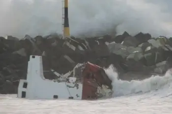 Imagen del barco alemán Buchenhain varado en la Zurriola