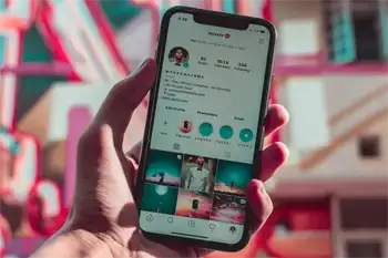 Pertsona batek telefono mugikor baten pantaila erakusten du
