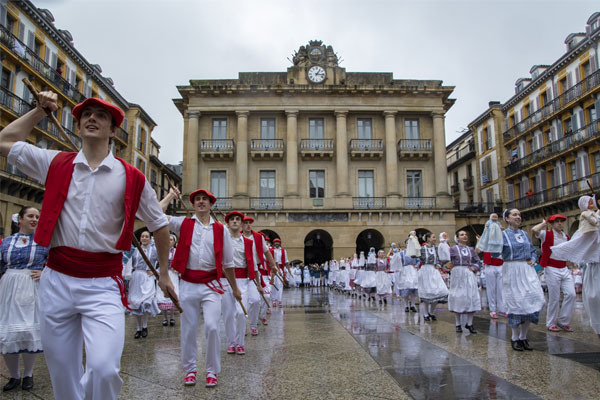 Comparsa Inudeak eta Artzainak en la plaza de la Constitución