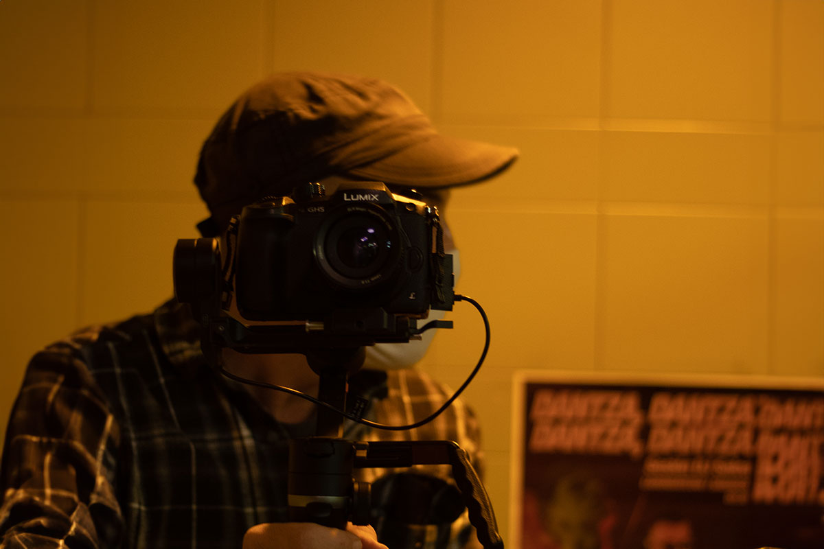 Persona preparando la cámara fotográfica en Larrotxene Bideo