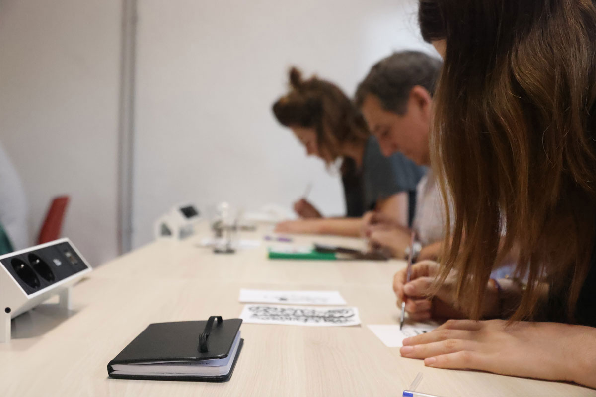 Aula con ordenadores y mesas