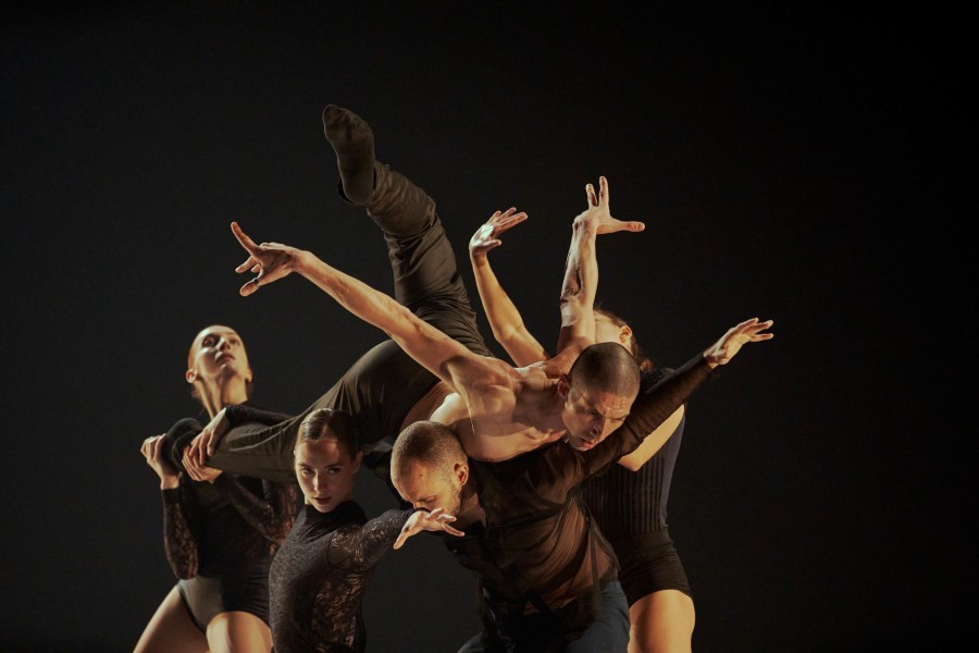 Un grupo de bailarines y bailarinas danzando