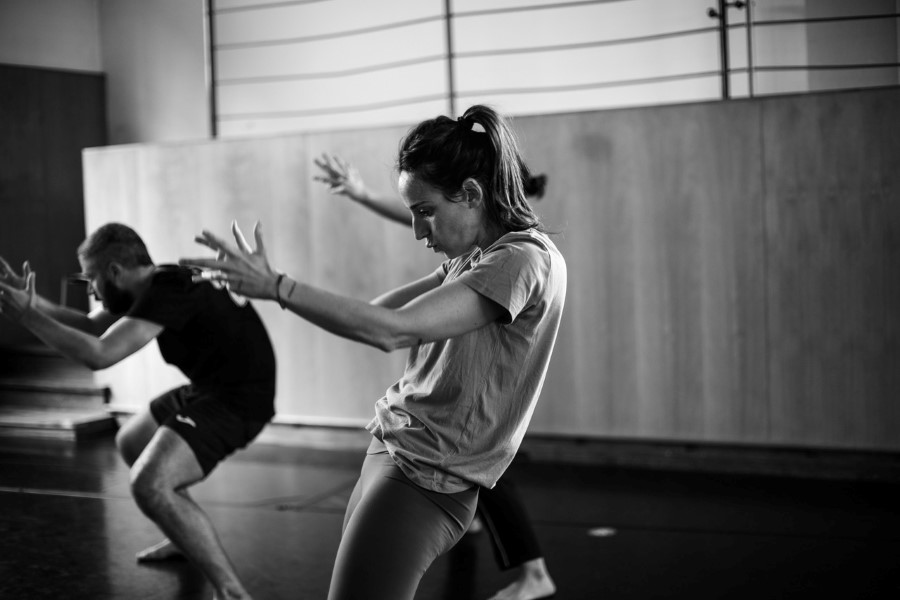 Bailarinas y bailarines en la sala de danza