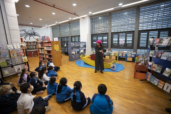 Biblioteca de Egia, niñas y niños escuchando a una autora