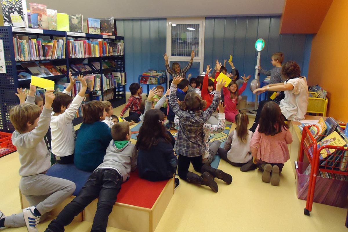 Visita guiada a la biblioteca de Ernest Lluch - Axular