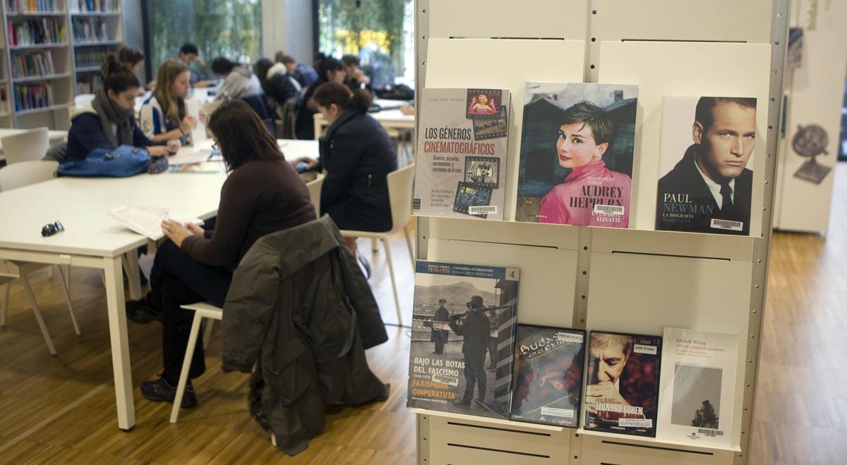 Personas usuarias de la biblioteca de Intxaurrondo.