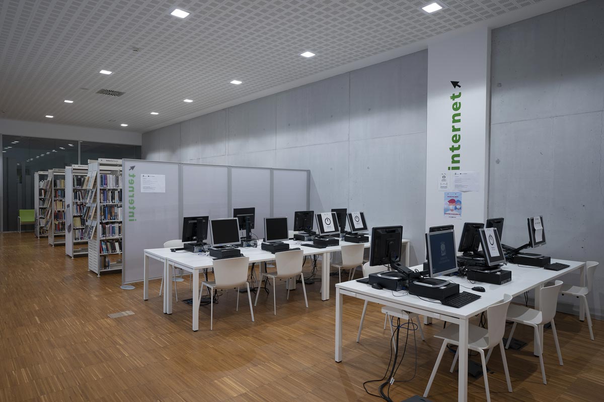 Biblioteca de Intxaurrondo, sección Internet.
