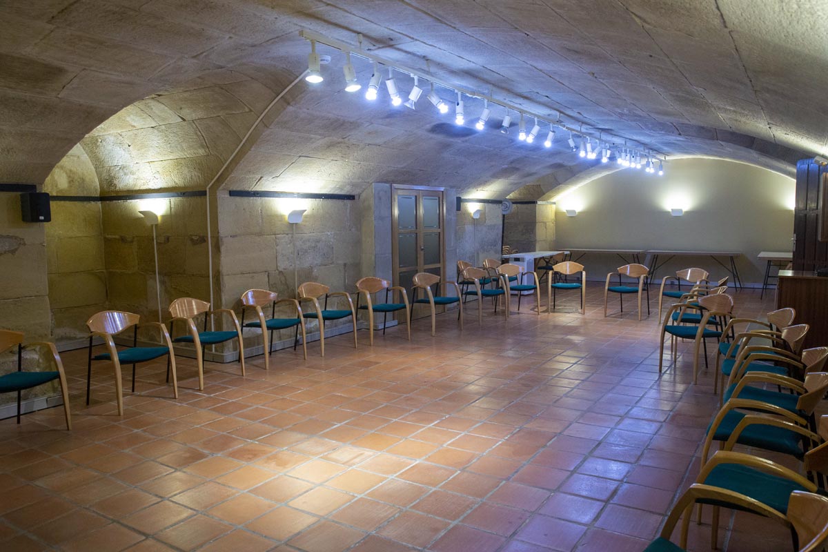 Vista interior de la sala San Jerónimo, con sillas preparadas para un acto.