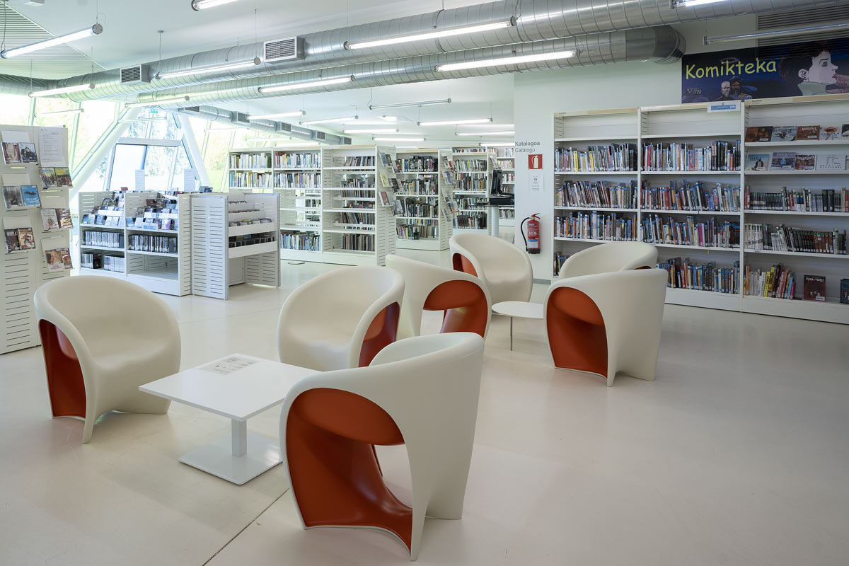 Interior de la biblioteca, sección Komikteka.