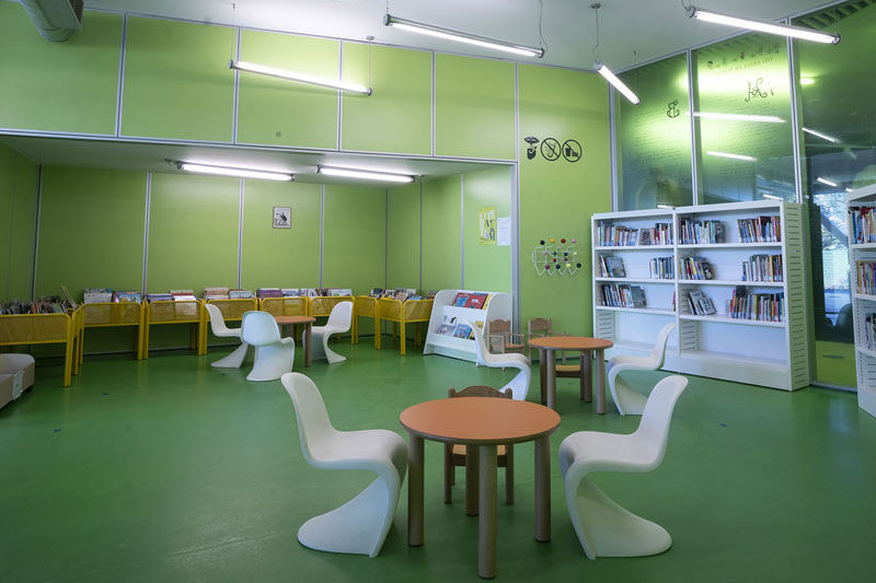Interior de la biblioteca, sección de niños y niñas