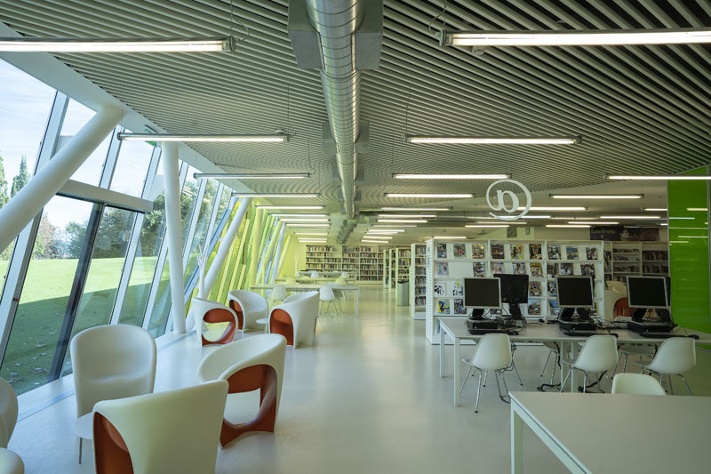 Interior de la biblioteca, mesas y ordenadores