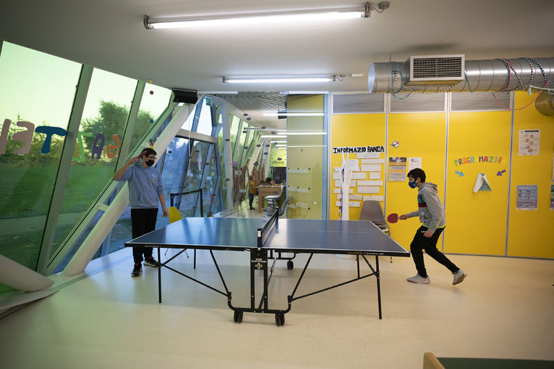 Gazteleku de Aiete, jóvenes jugando al ping pong.