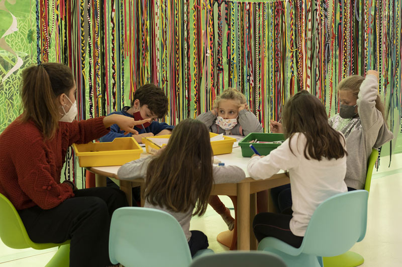 Haurtxoko de Aiete, niños y niñas con una monitora