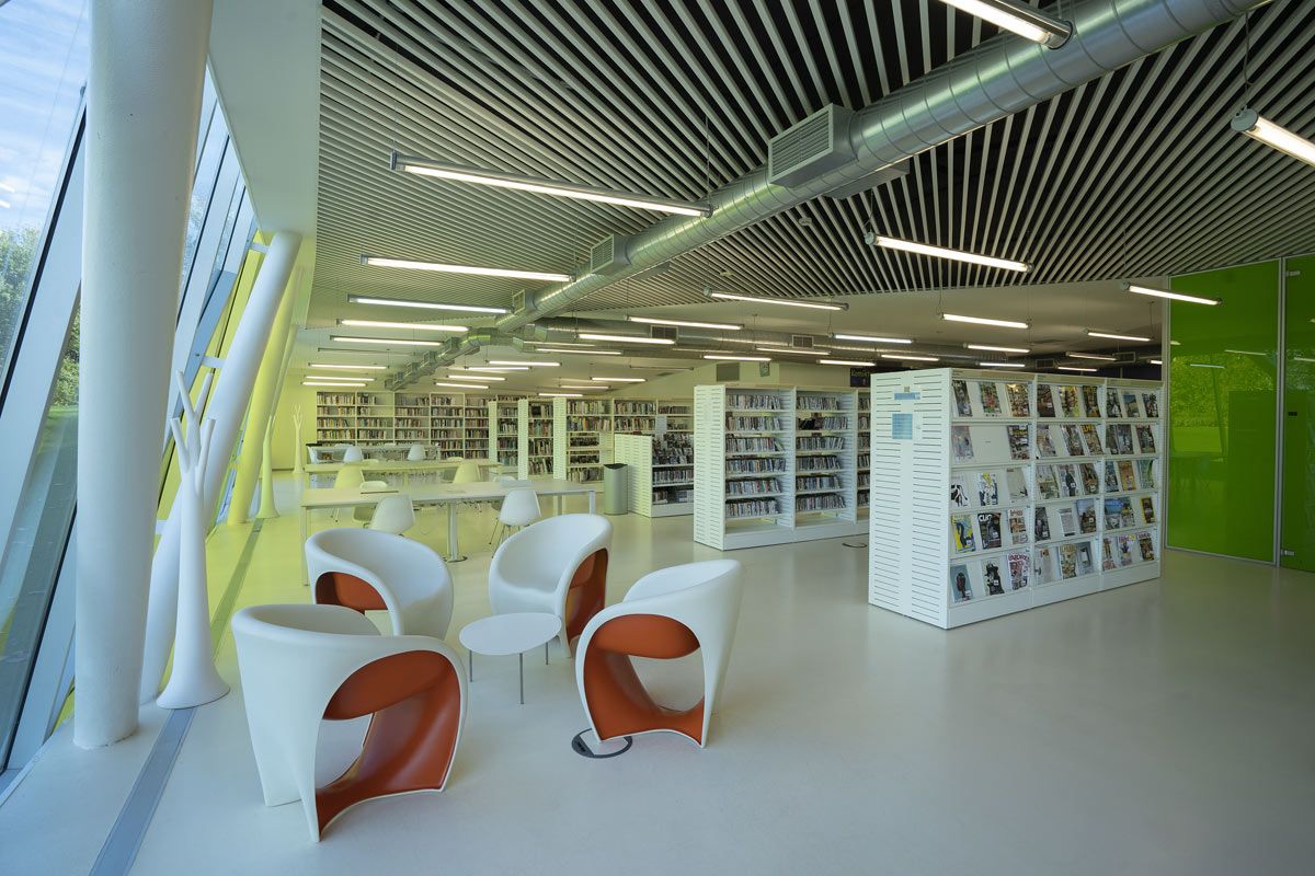 Vista del interior de la biblioteca de Aiete.