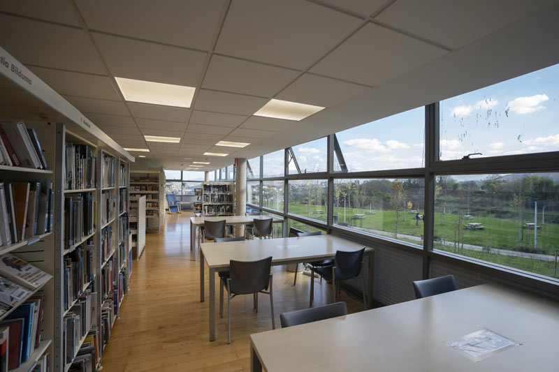 Interior de la biblioteca, vistas al exterior.