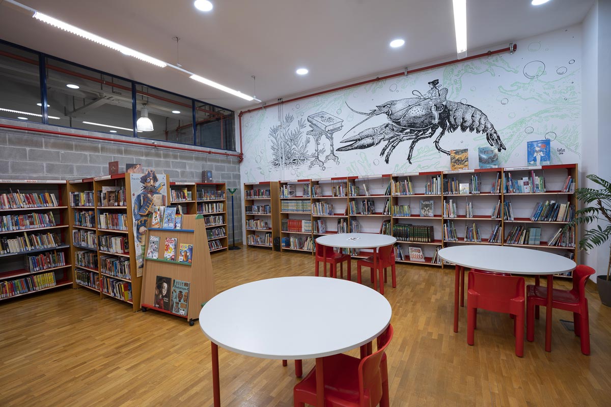 Interior de la biblioteca de Egia.