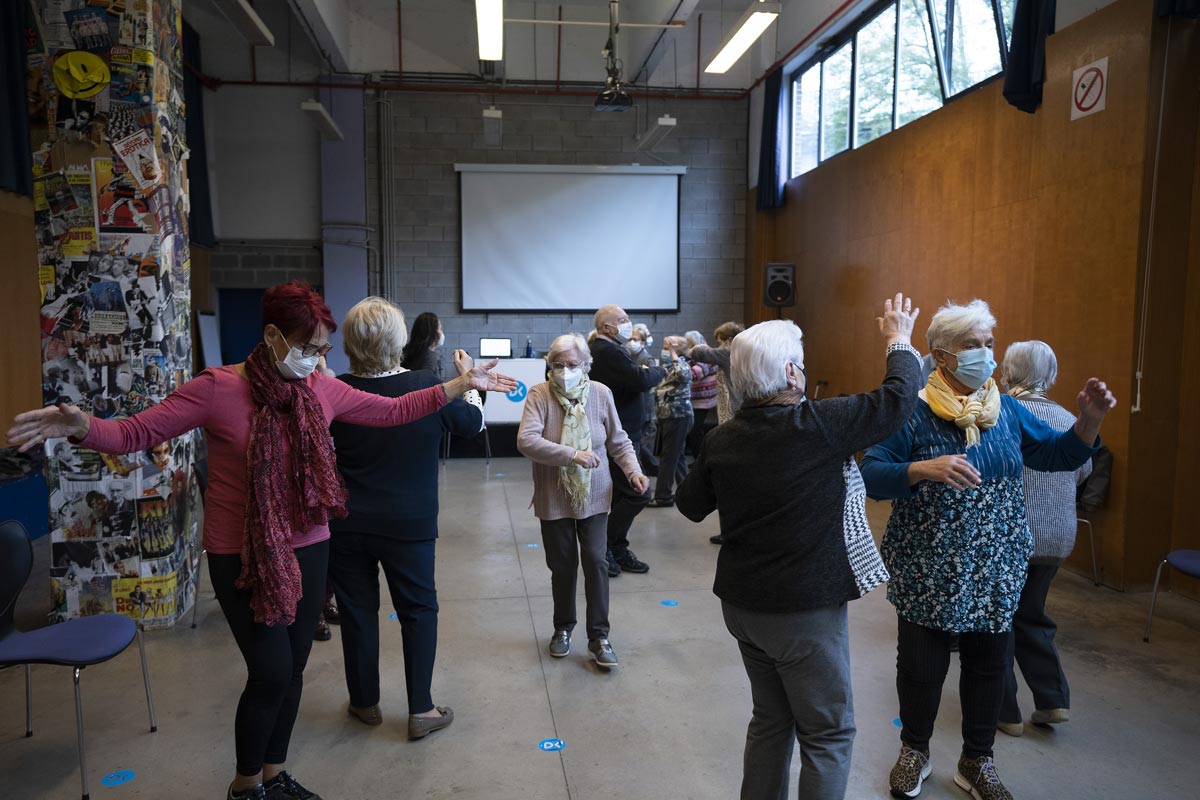 Personas bailando juntas en la sala de conferencias.