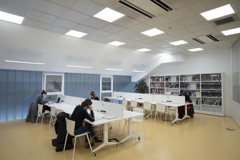 Sala de estudio de la biblioteca Ernest Lluch.