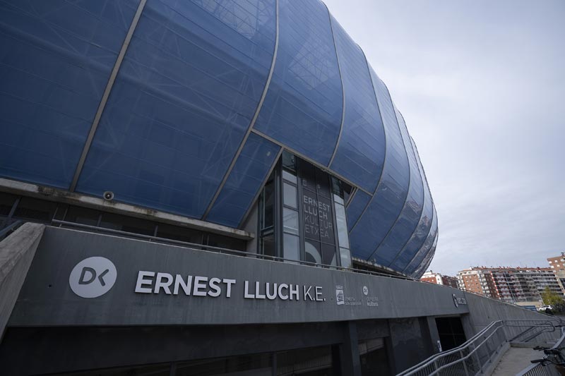 Vista exterior de la casa de cultura de Ernest Lluch