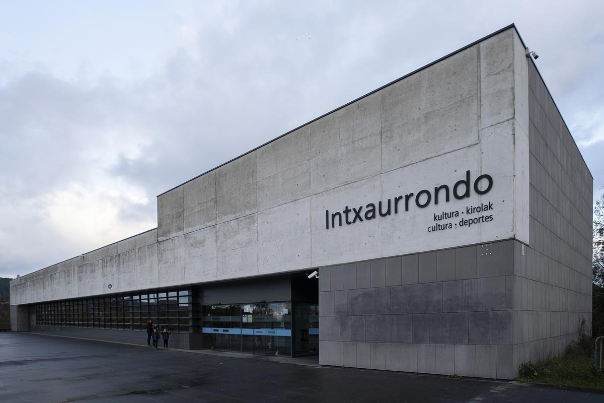 Vista exterior de la casa de cultura de Intxaurrondo