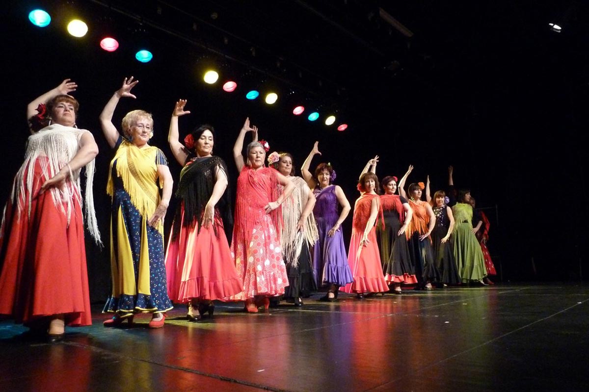 Mujeres bailando en la Semana de la Mujer.