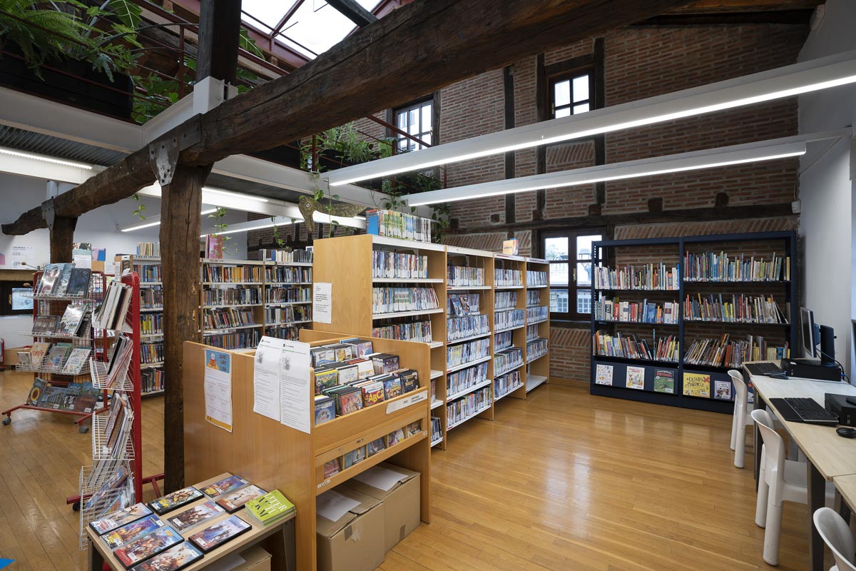 Vista interior de la biblioteca de Larrotxene.