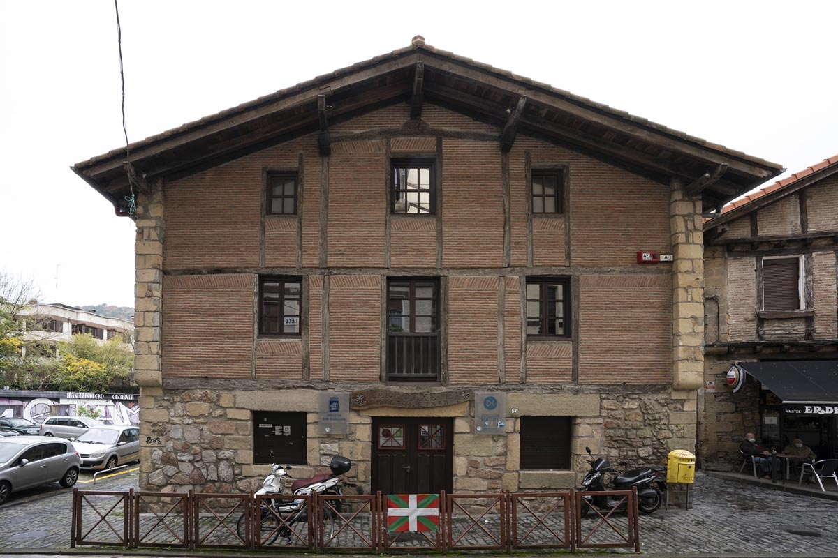 Vista exterior de la casa de cultura de Larrotxene