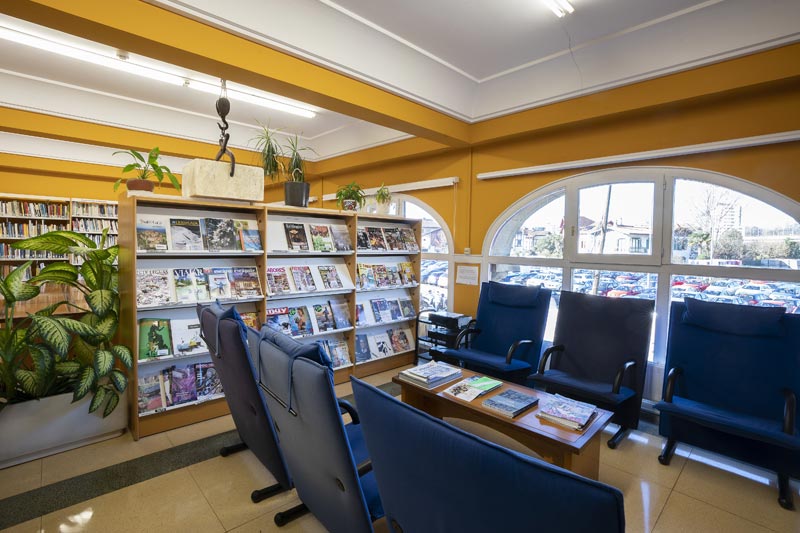 Interior de la biblioteca, sección de lectura