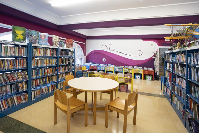 Interior de la biblioteca, sección para niñas y niños