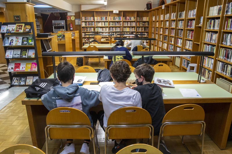 Estudiantes en la biblioteca Lugaritz.