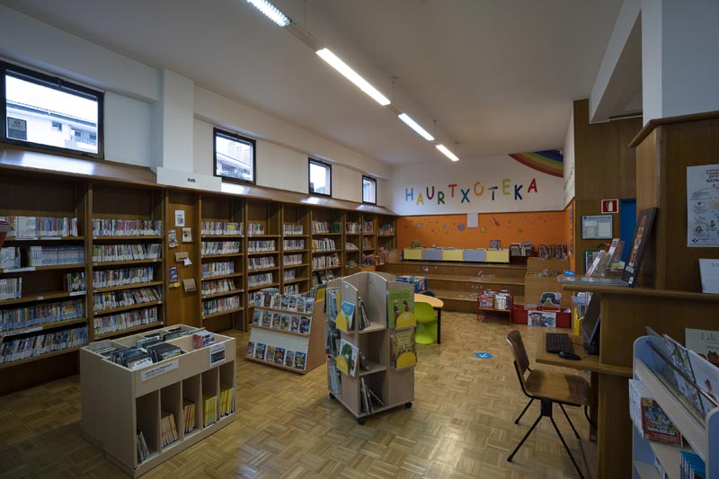 Interior de la biblioteca Lugaritz, Haurtxoteka.