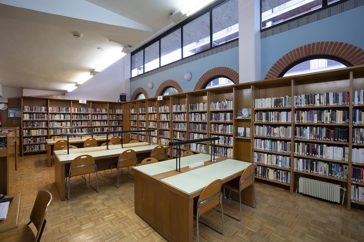 Interior de la biblioteca lugaritz.