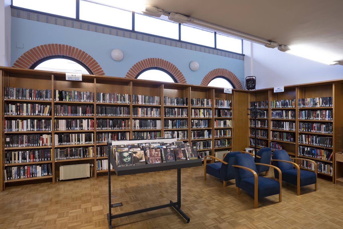 Interior de la biblioteca de Lugaritz, estanterías.