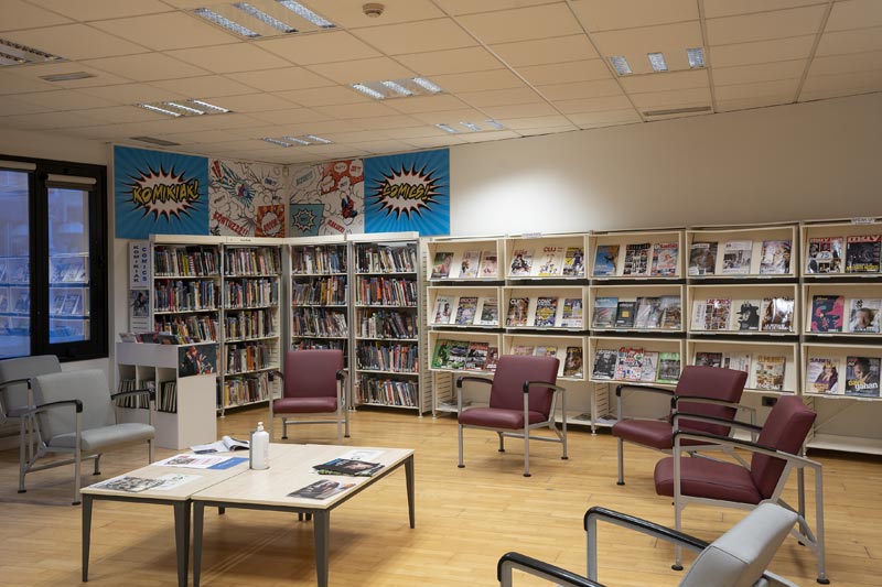 Interior de la biblioteca, sección comics