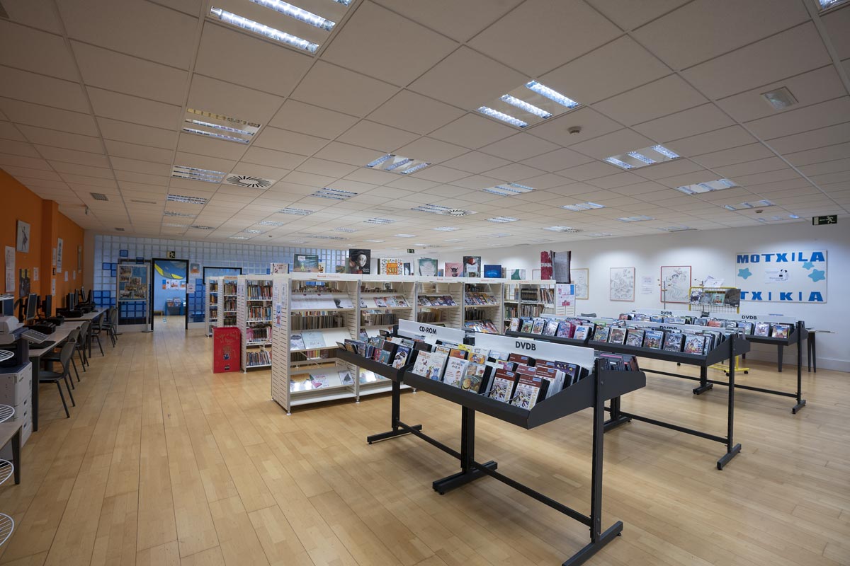 Interior de la biblioteca de Okendo.