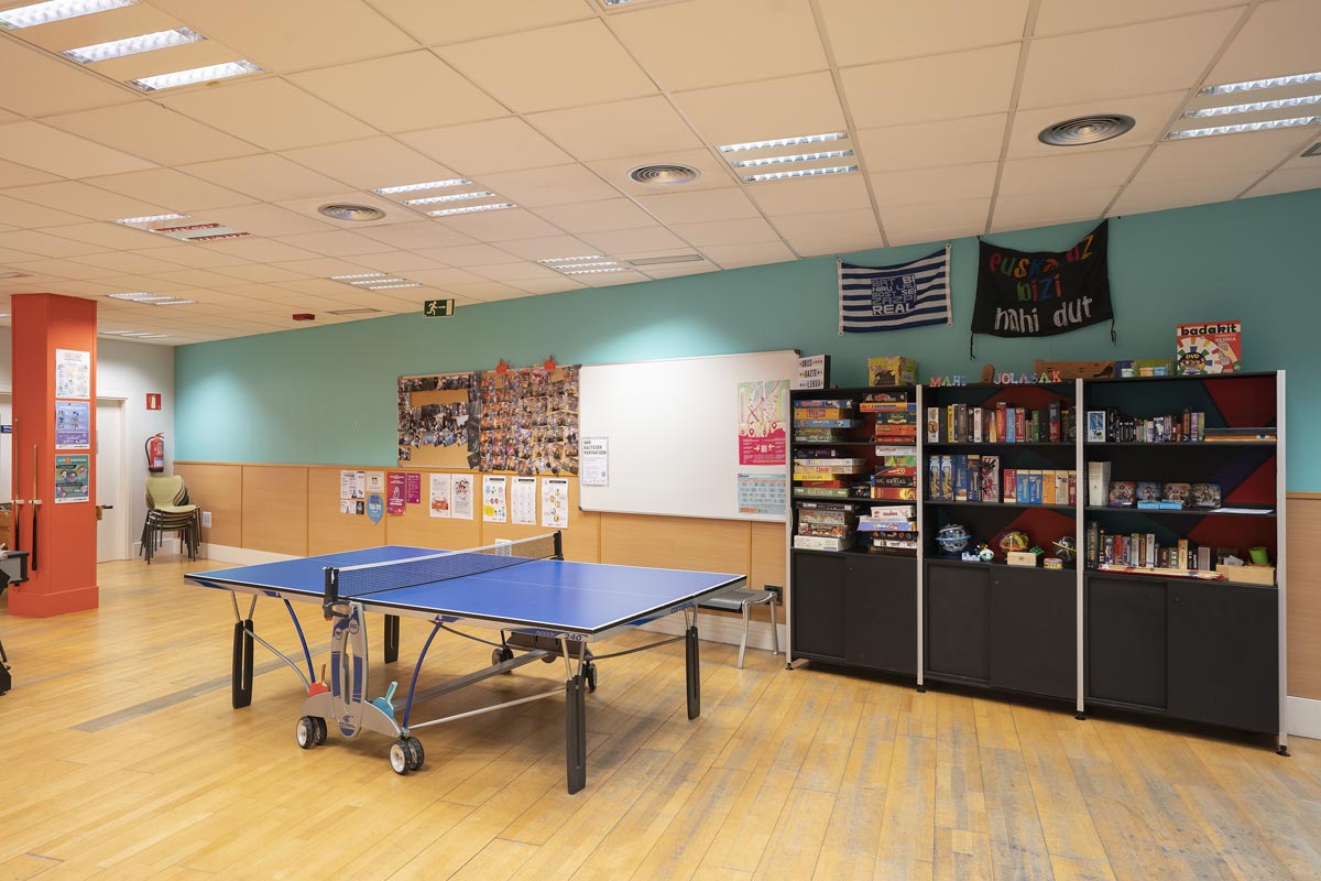 Interior Gazteleku de Okendo, mesa de ping pong, juegos de mesa...