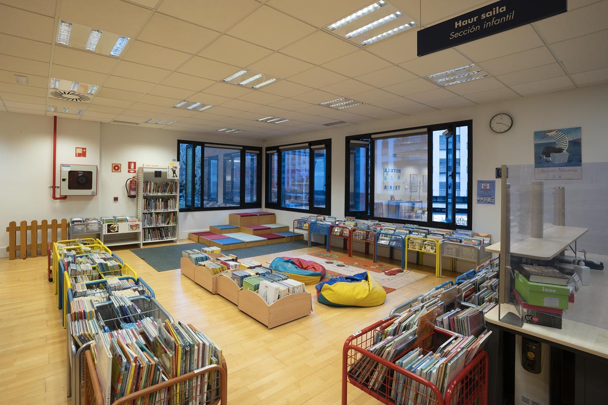Biblioteca de Okendo, sección para niñas y niños.